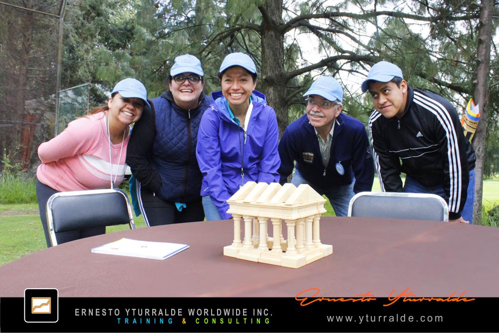 Team Building Group LATAM ofreciendo talleres outdoor de cuerdas bajas para organizaciones