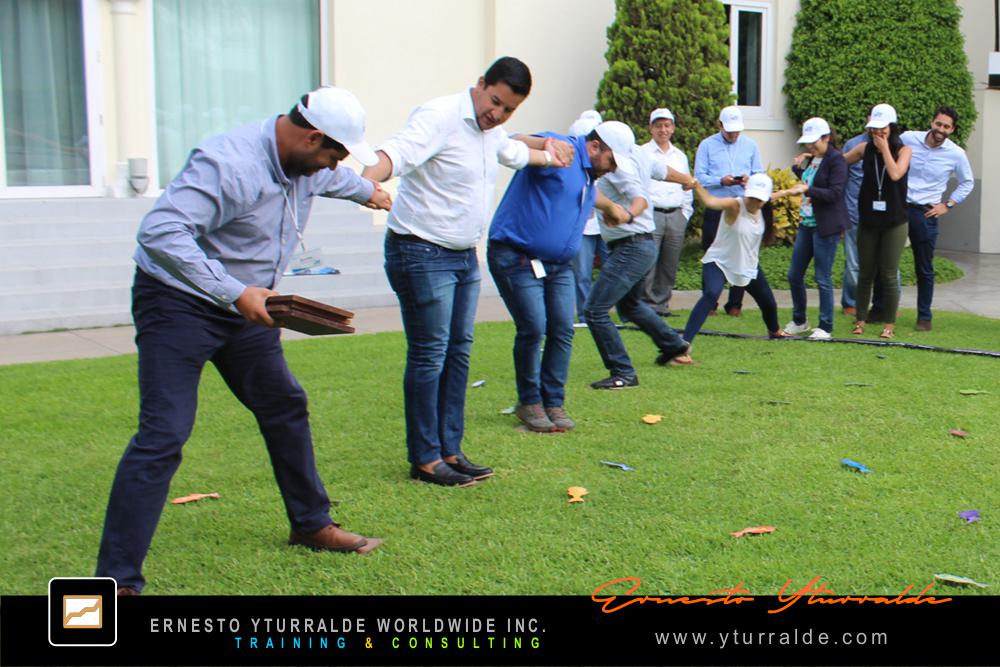 Team Building Group LATAM fortaleciendo equipos de trabajo con dinámicas de cuerdas bajas en la región