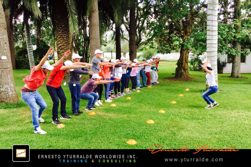 Team Building Group LATAM ejecutando talleres corporativos de cuerdas bajas en Latinoamérica